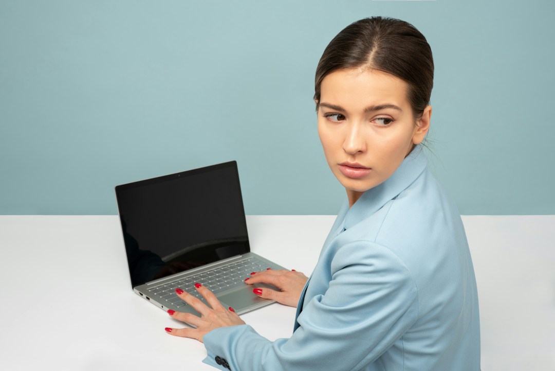 Profissional pesquisa oportunidades de carreira em um notebook; foto de Icons8 Team via Unsplash
