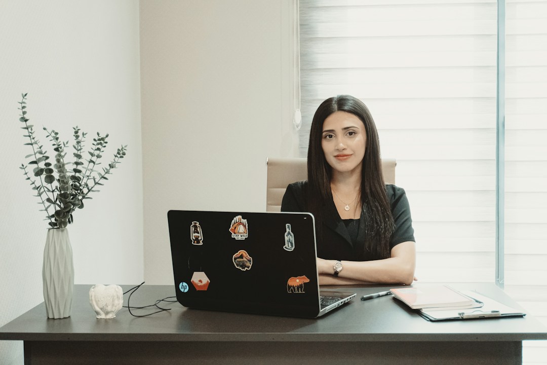 Advogada organizando seu trabalho em notebook; foto de Zulfugar Karimov via Unsplash