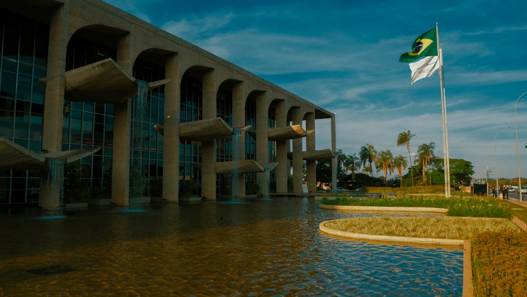 Edifício institucional brasileiro relacionado à pesquisa de tribunais; foto de Luan de Oliveira Silva via Unsplash