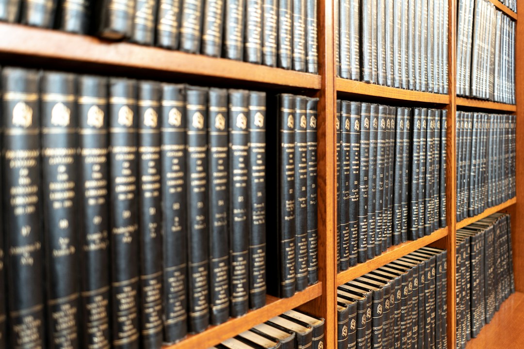 Livros jurídicos organizados para consulta de legislação; foto de Aleix Ventayol via Unsplash
