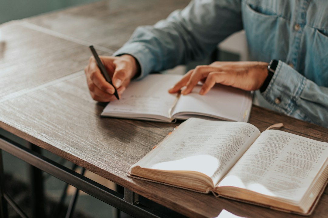 Estudante revisa anotações para uma prova; foto de Fa Barboza via Unsplash