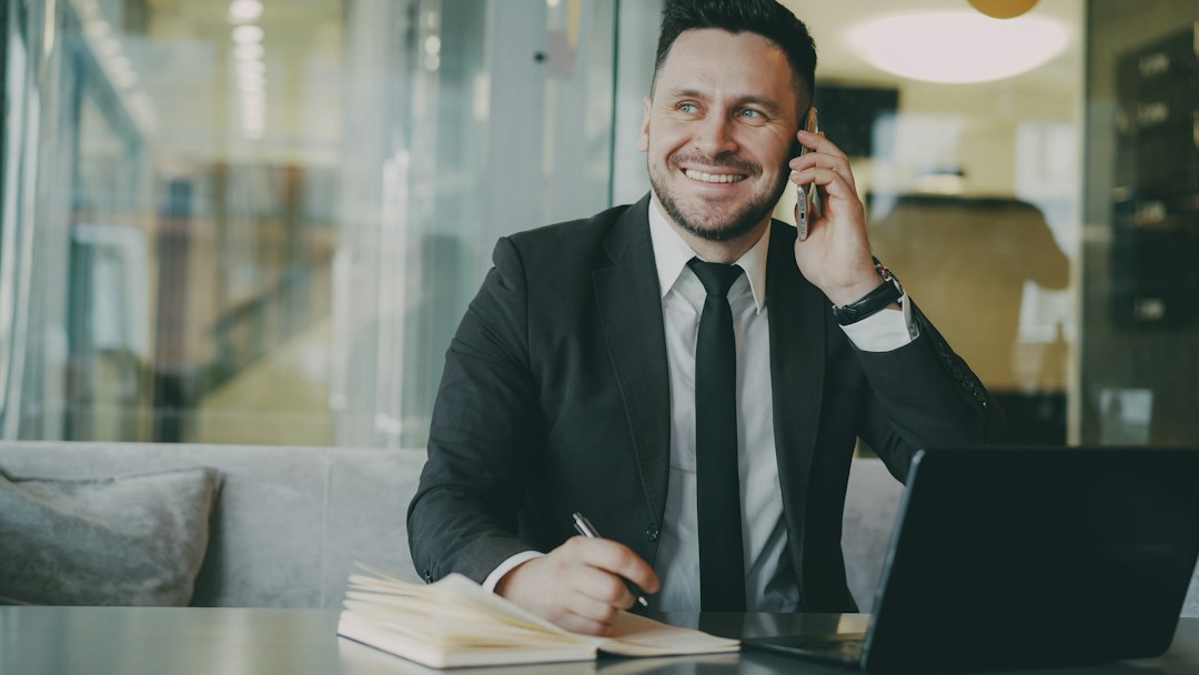 Profissional jurídico consultando o celular durante o trabalho; foto de Vitaly Gariev via Unsplash