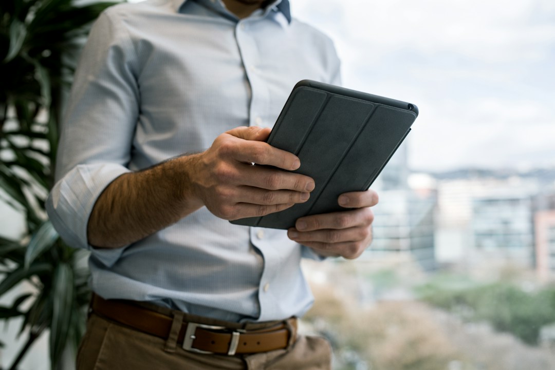 Profissional jurídico consulta uma pauta em tablet; foto de Tyler Franta via Unsplash