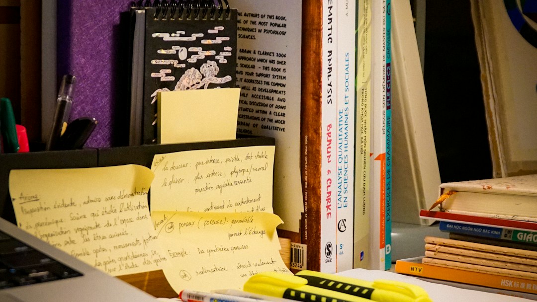 Livro aberto, notebook e materiais organizados para estudo; foto de Yen Vu via Unsplash